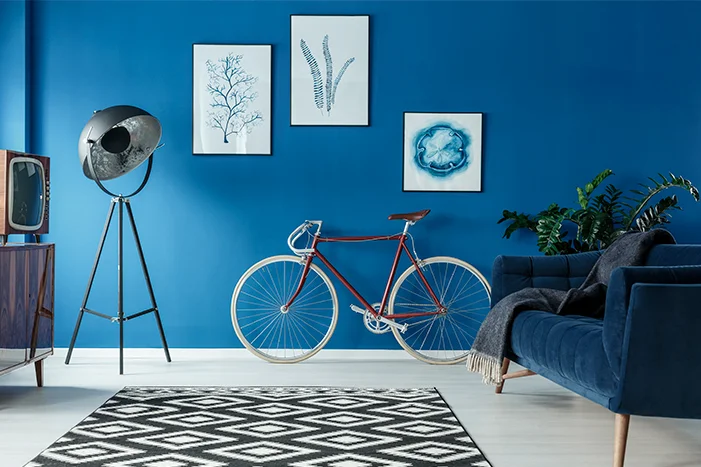 Blaues Wohnzimmer mit Fahrrad an der Wand